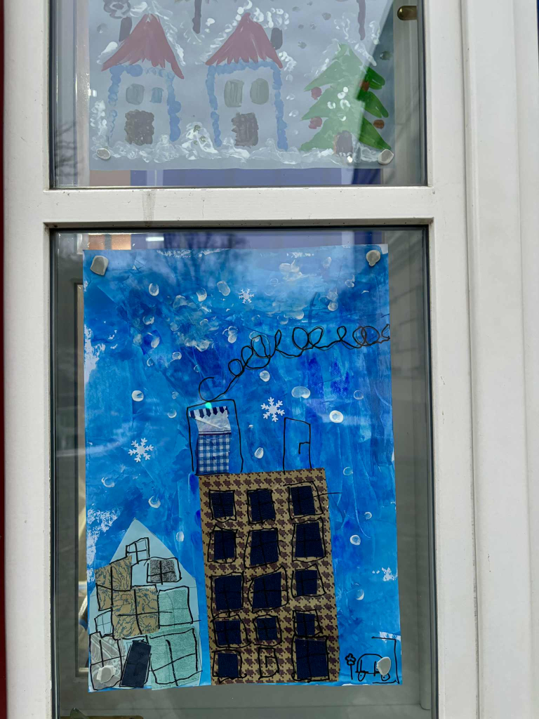 Výstava obrázků ze soutěže na téma Zimní město